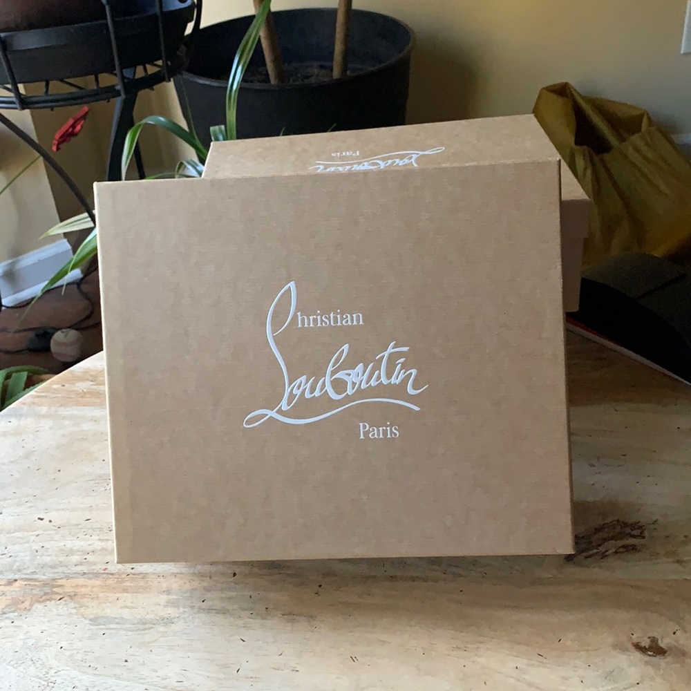CHRISTIAN LOUBOUTIN Shoebox w/Silkpaper -